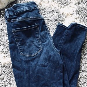 NWOT American Eagle High Waisted Jeans (Size 6)